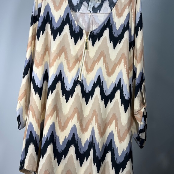 Tacera Monochrome Patterned Top - Picture 3 of 16